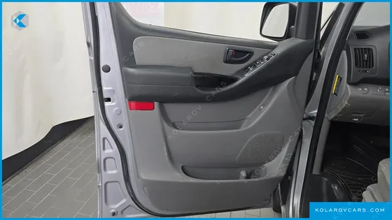 HYUNDAI STAREX 5-SEATER VAN