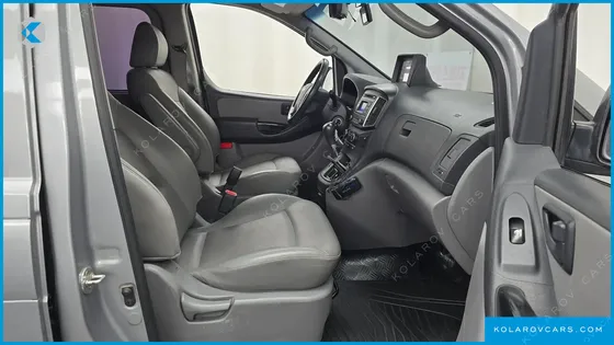 HYUNDAI STAREX 5-SEATER VAN