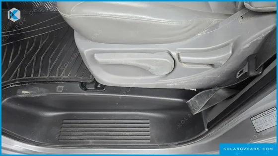 HYUNDAI STAREX 5-SEATER VAN