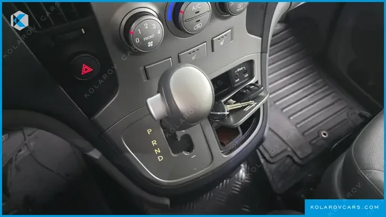 HYUNDAI STAREX 5-SEATER VAN
