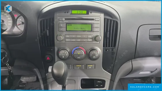 HYUNDAI STAREX 5-SEATER VAN