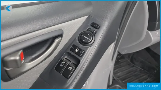 HYUNDAI STAREX 5-SEATER VAN
