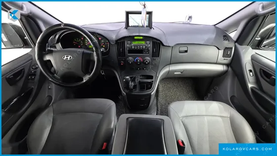 HYUNDAI STAREX 5-SEATER VAN