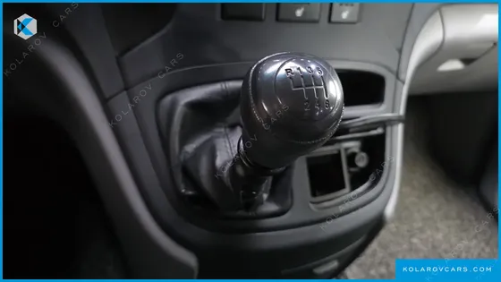 HYUNDAI STAREX 5-SEATER VAN