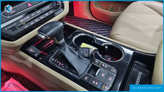 KIA CARNIVAL GASOLINE 7-SEATER LIMOUSINE