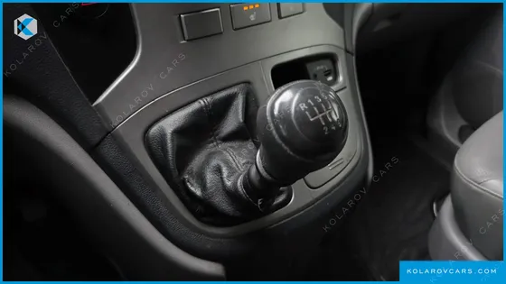 HYUNDAI STAREX 5-SEATER VAN