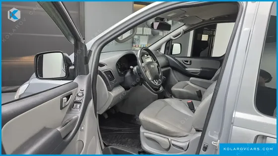 HYUNDAI STAREX 5-SEATER VAN