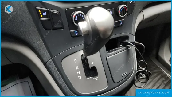 HYUNDAI STAREX 5-SEATER VAN