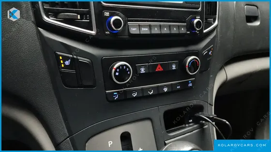 HYUNDAI STAREX 5-SEATER VAN