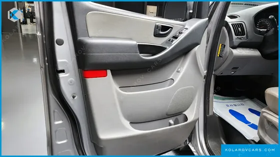 HYUNDAI STAREX 5-SEATER VAN