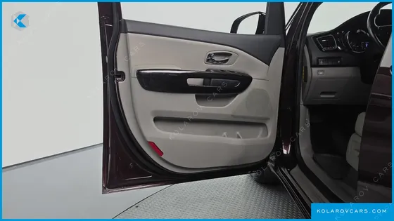 KIA CARNIVAL GASOLINE 9-SEATER NOBLESSE