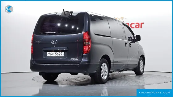 HYUNDAI STAREX 5-SEATER VAN