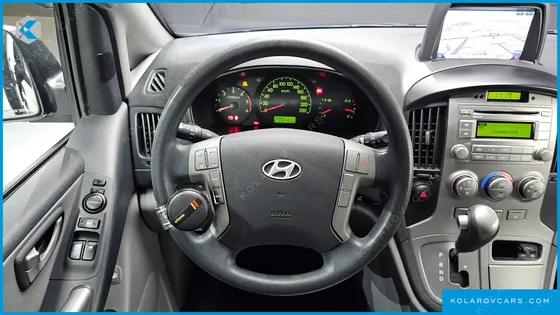 HYUNDAI STAREX 5-SEATER VAN