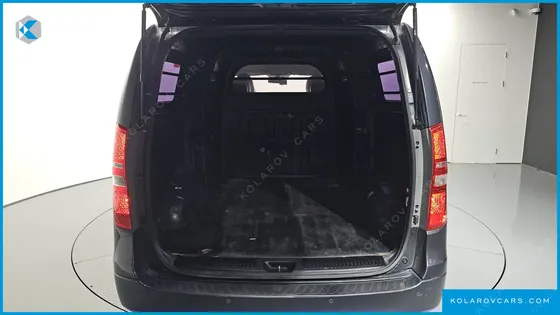 HYUNDAI STAREX 5-SEATER VAN