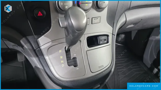 HYUNDAI STAREX 5-SEATER VAN