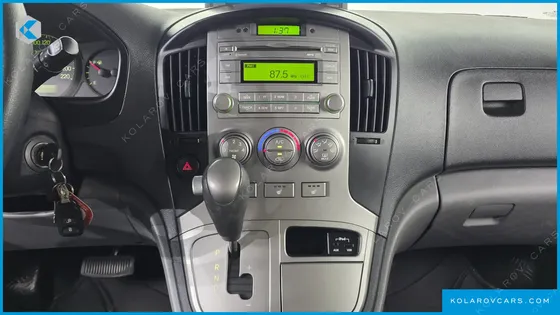 HYUNDAI STAREX 5-SEATER VAN