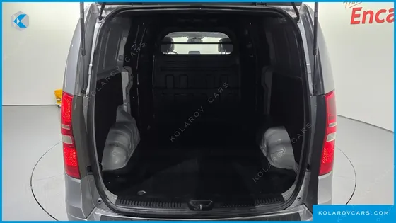 HYUNDAI STAREX 5-SEATER VAN