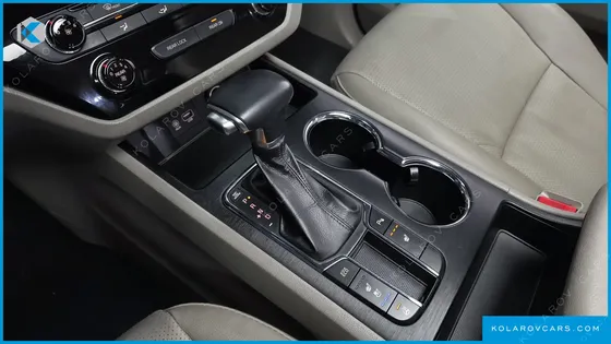 KIA CARNIVAL 9-SEATER LUXURY