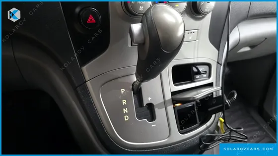 HYUNDAI STAREX 5-SEATER VAN