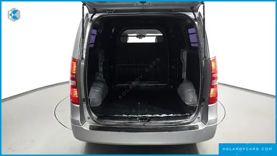 HYUNDAI STAREX 5-SEATER VAN