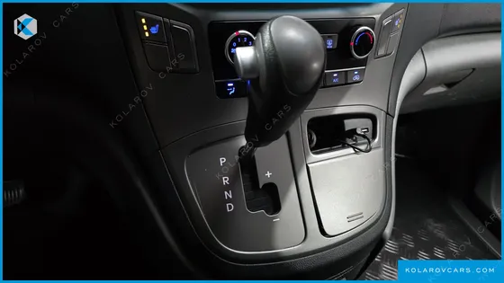 HYUNDAI STAREX 3-SEATER VAN