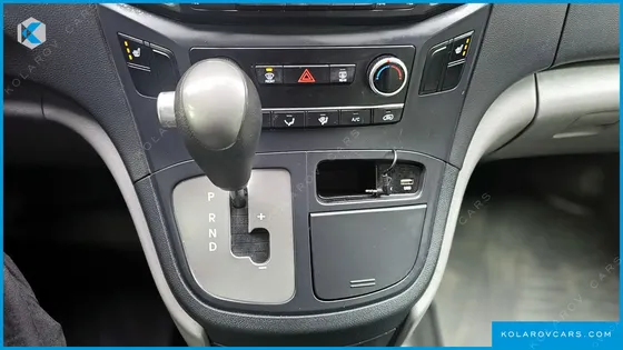 HYUNDAI STAREX 5-SEATER VAN