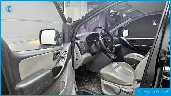 HYUNDAI STAREX 5-SEATER VAN