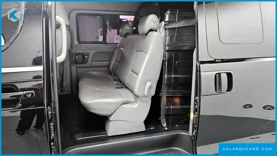 HYUNDAI STAREX 5-SEATER VAN