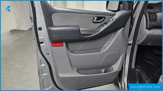 HYUNDAI STAREX 5-SEATER VAN