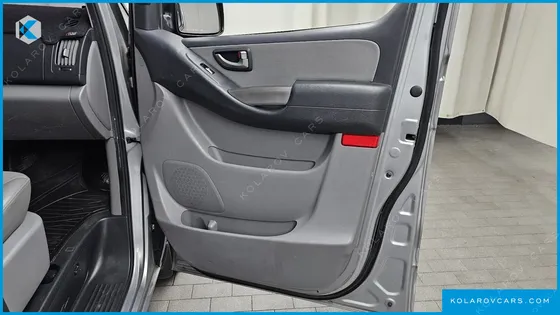 HYUNDAI STAREX 5-SEATER VAN