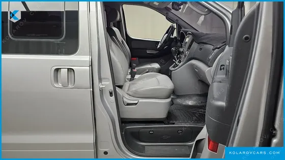 HYUNDAI STAREX 5-SEATER VAN