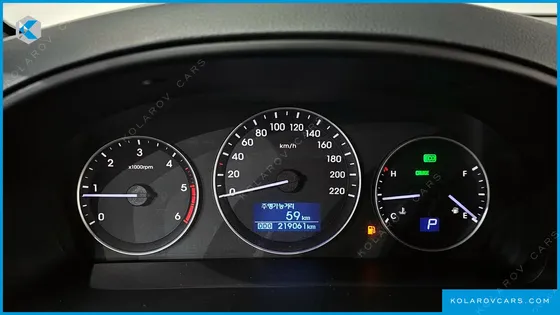 HYUNDAI STAREX 5-SEATER VAN