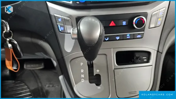 HYUNDAI STAREX 5-SEATER VAN