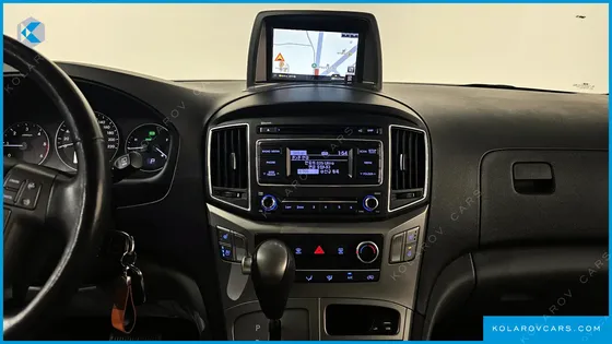 HYUNDAI STAREX 5-SEATER VAN