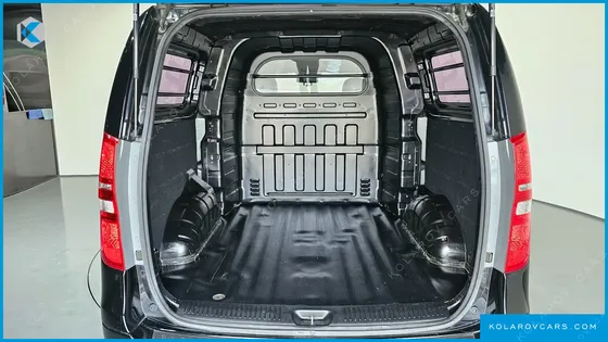 HYUNDAI STAREX 5-SEATER VAN