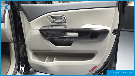 KIA CARNIVAL 9-SEATER PRSTIGE