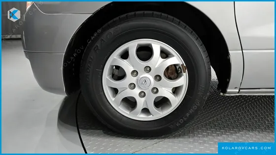 HYUNDAI STAREX 5-SEATER VAN