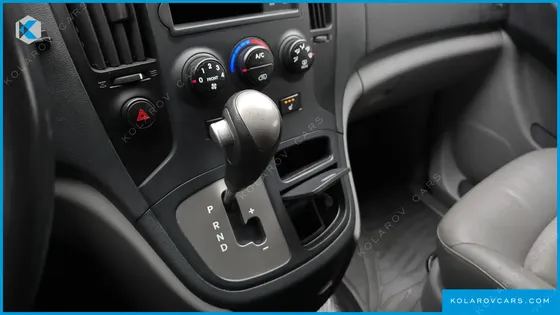 HYUNDAI STAREX 5-SEATER VAN