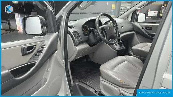 HYUNDAI STAREX 5-SEATER VAN