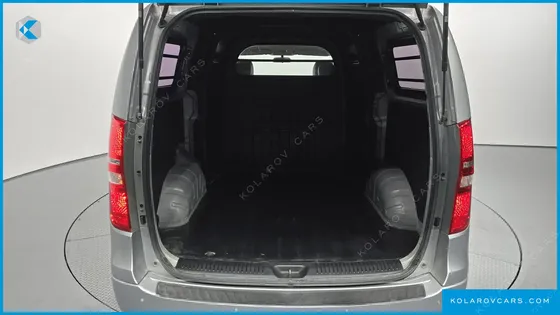 HYUNDAI STAREX 5-SEATER VAN