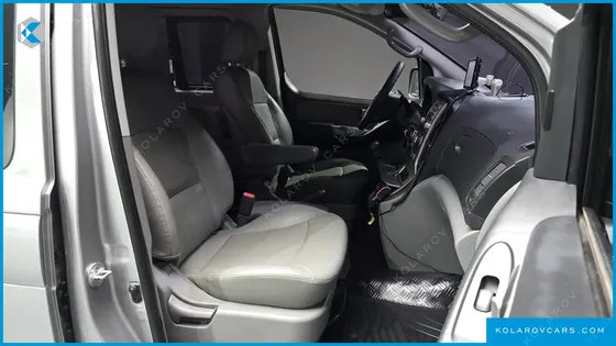 HYUNDAI STAREX 5-SEATER VAN
