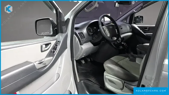HYUNDAI STAREX 5-SEATER VAN