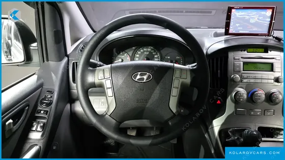 HYUNDAI STAREX 5-SEATER VAN