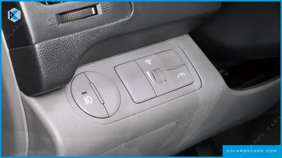 HYUNDAI STAREX 5-SEATER VAN