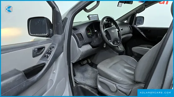 HYUNDAI STAREX 5-SEATER VAN