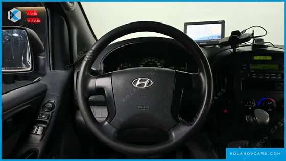 HYUNDAI STAREX 5-SEATER VAN