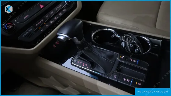 KIA CARNIVAL 9-SEATER PRSTIGE