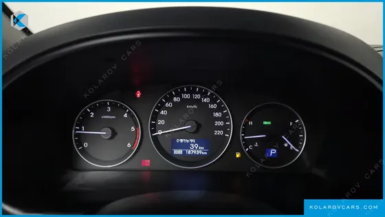 HYUNDAI STAREX 5-SEATER VAN