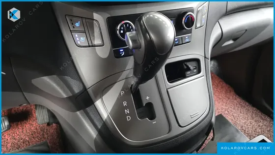 HYUNDAI STAREX 5-SEATER VAN