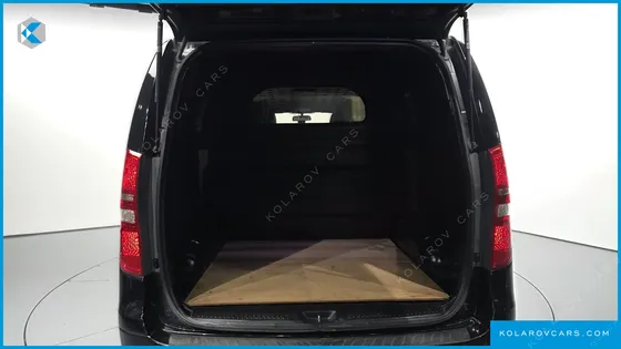 HYUNDAI STAREX 5-SEATER VAN